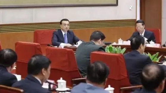 开着五菱翼，卖着源码灯，地摊致富新方式