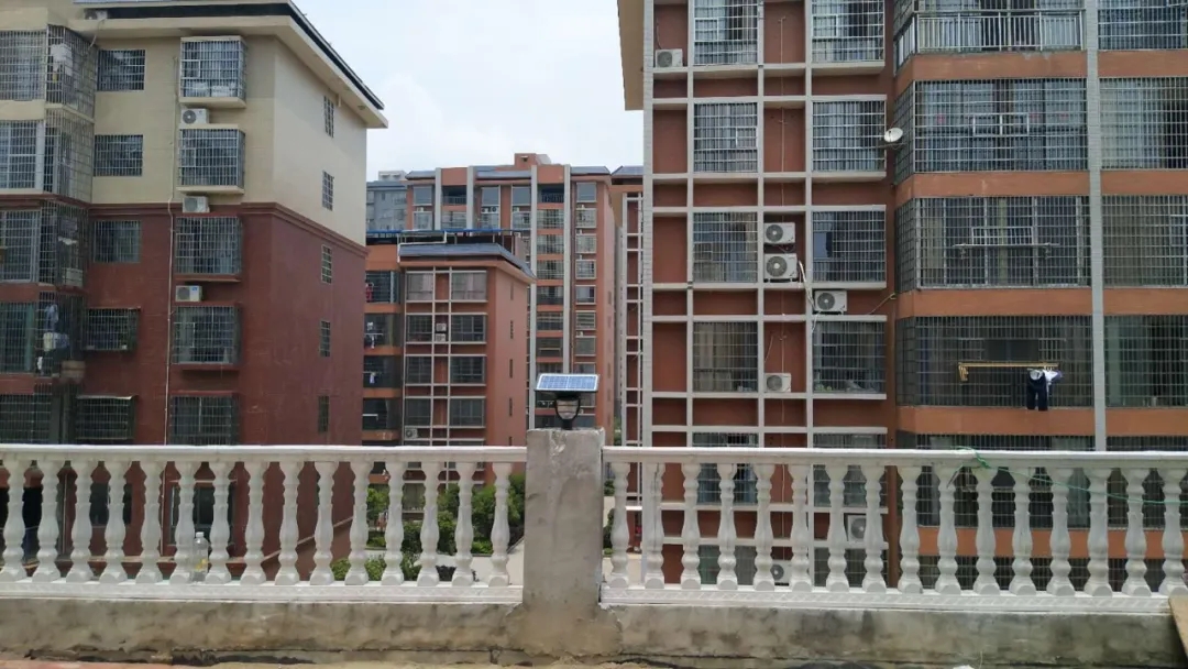 开着五菱翼，卖着源码灯，地摊致富新方式