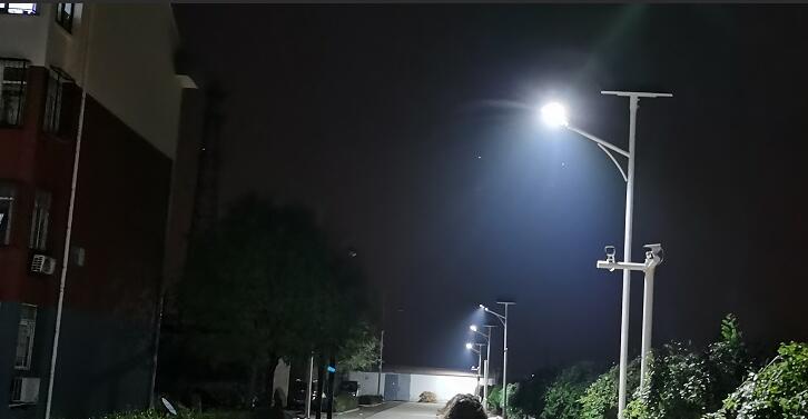 太阳能路灯为什么白天亮