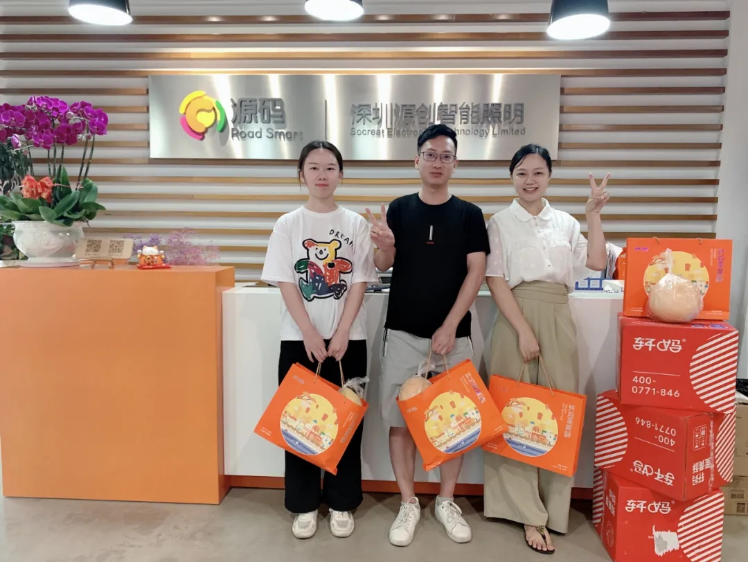 喜逢中秋加国庆，月圆家圆就团圆