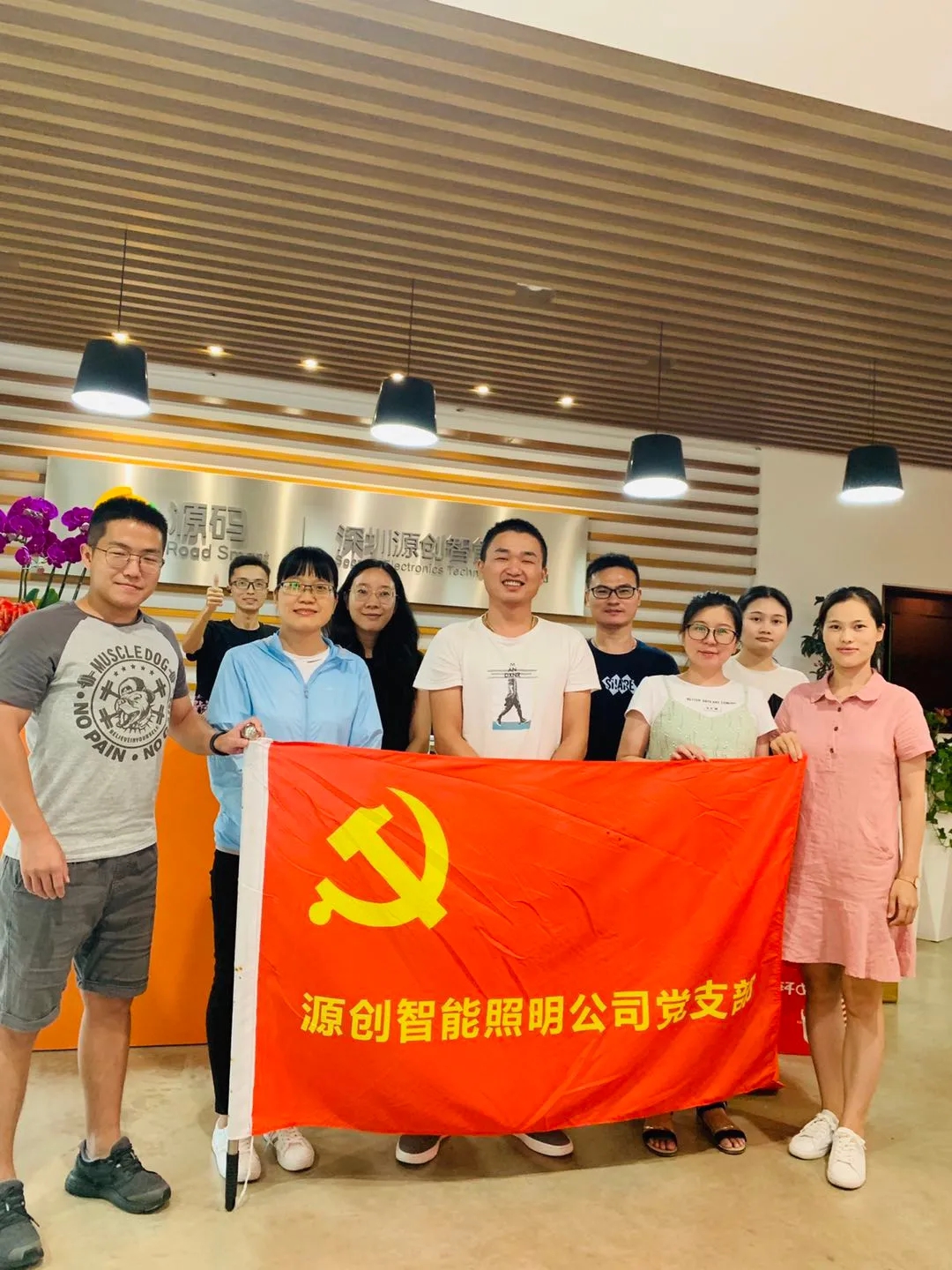 喜逢中秋加国庆，月圆家圆就团圆