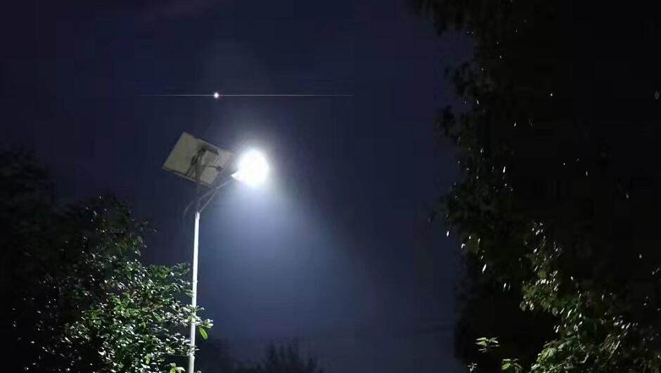 草坪灯如何固定在草坪上