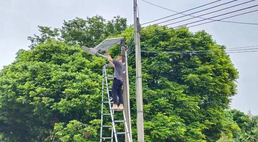 源码：如何清洁太阳能路灯