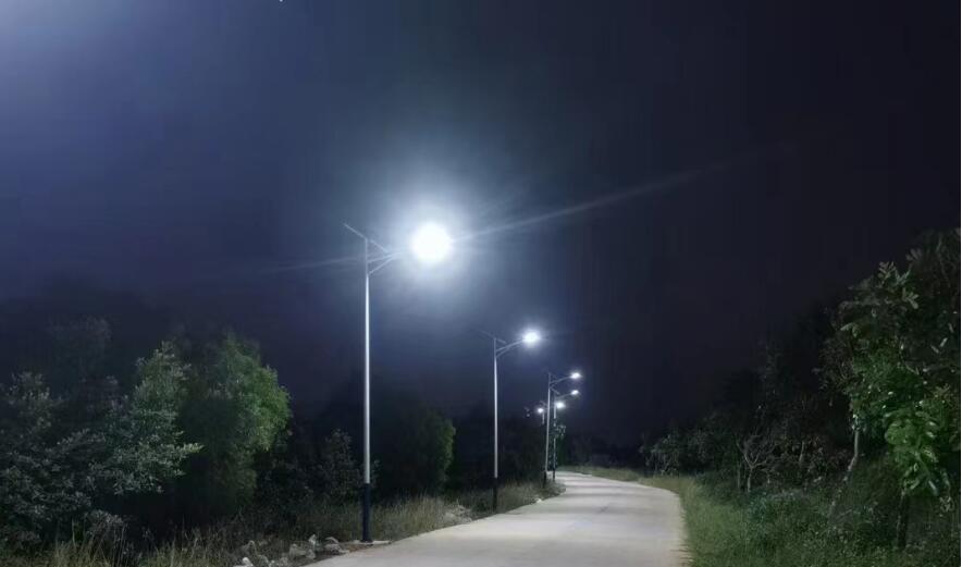 太阳能路灯：绿色能源照亮未来（转发）