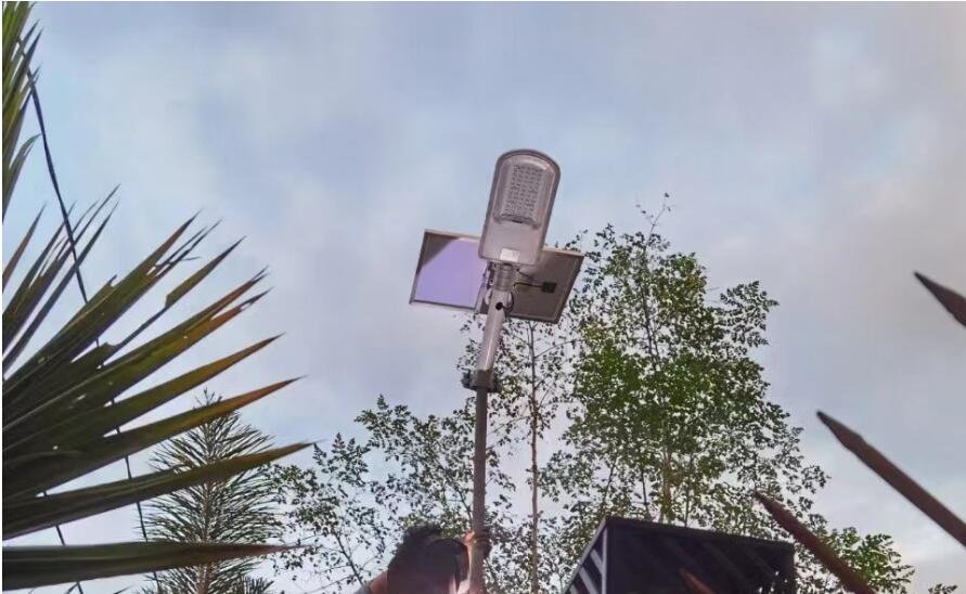 下雨天太阳能路灯不亮解决办法